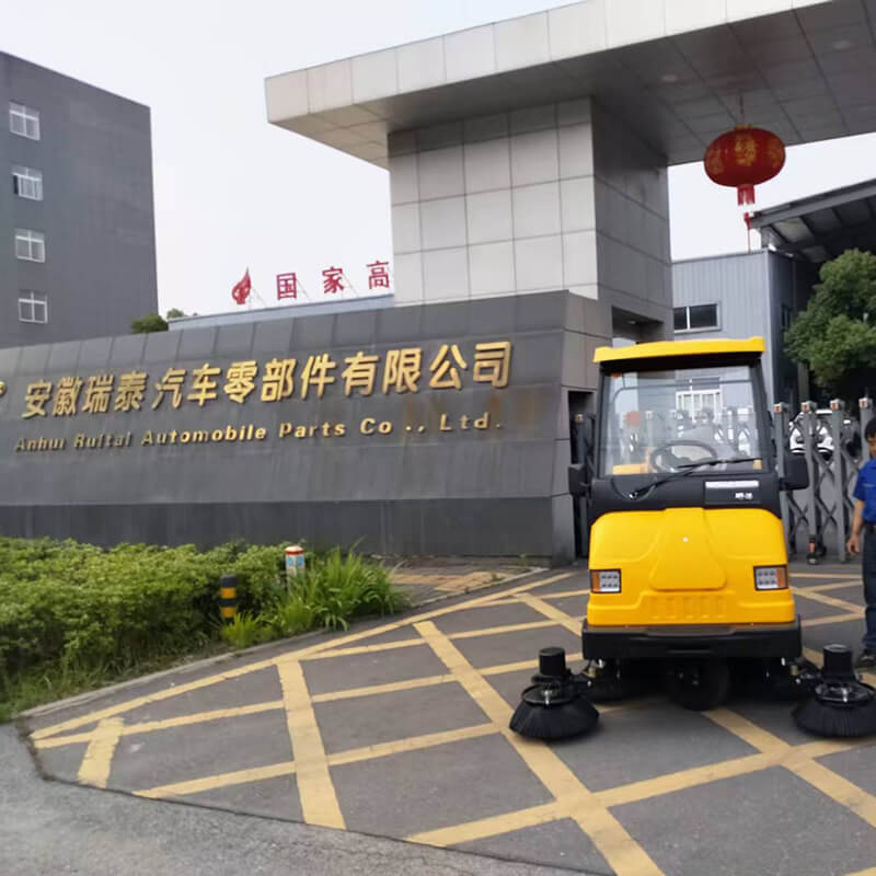 安徽瑞泰汽車(chē)零部件E800W駕駛式掃地車(chē)