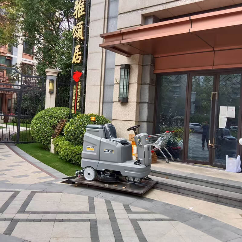 南京仁恒物業(yè)V75中型駕駛式洗地機(jī)